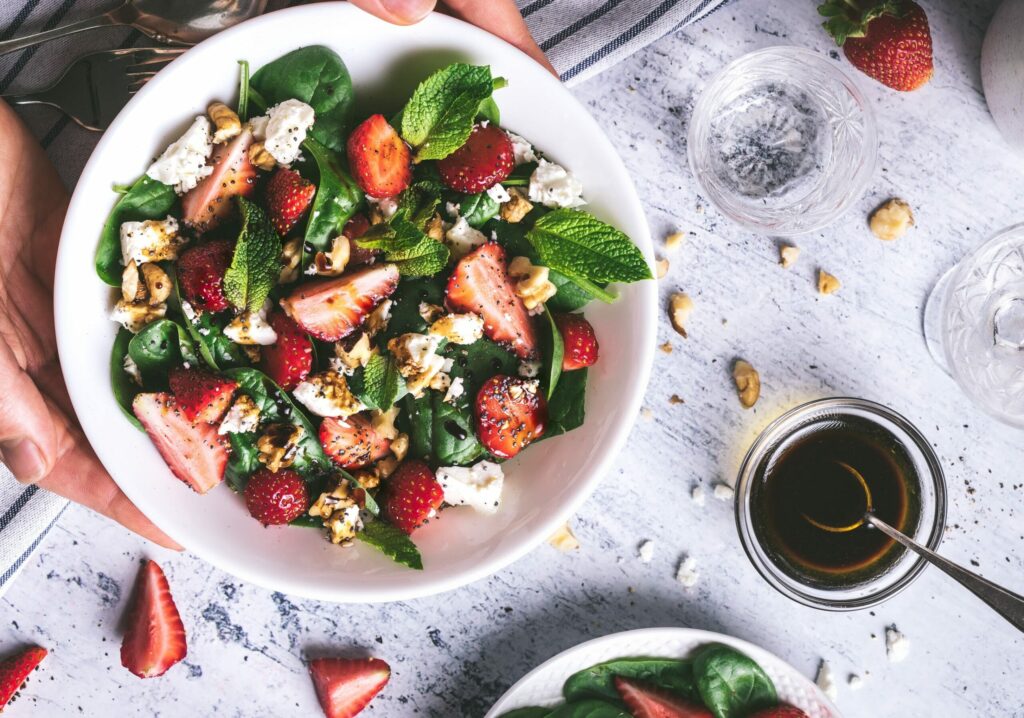 Assiette anti-inflammatoire équilibrée avec aliments favorisant une bonne digestion