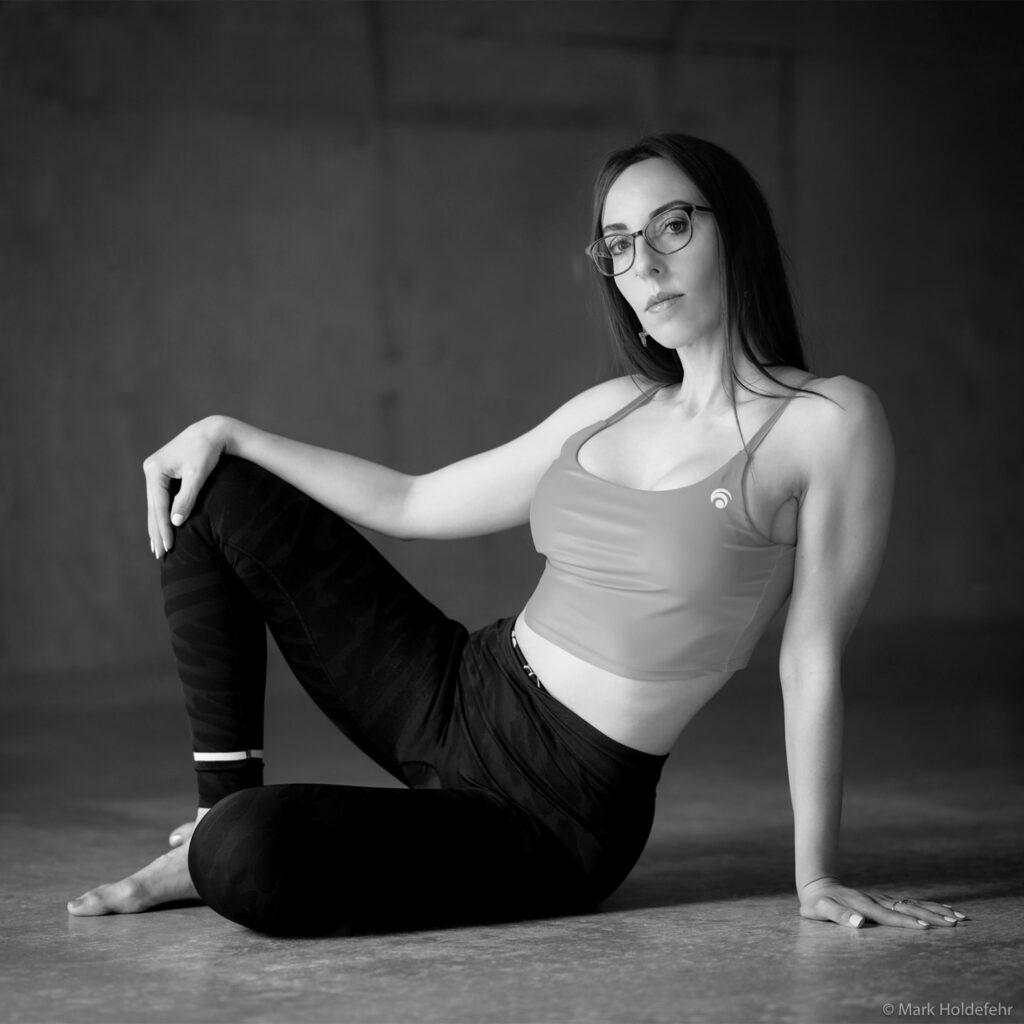 Anissa Zekkouti en posture de yoga Vinyasa, cours à Villefranche-sur-Saône, Lyon et en ligne