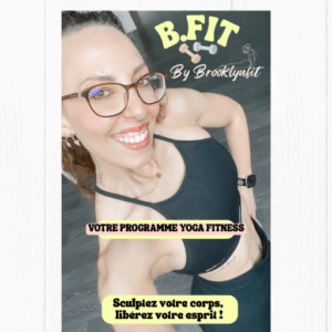 BrooklynFit en tenue de fitness, sculptée et dynamique, présentant son programme Yoga Fitness B Fit pour une transformation équilibrée.