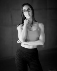 Anissa Zekkouti, spécialiste en coaching santé, nutrition holistique et naturopathie, accompagnant ses clients vers une transformation durable avec la méthode FITFORLIFE.