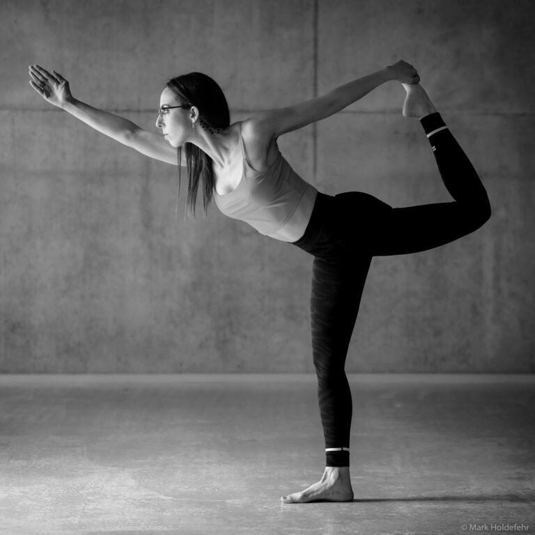 Anissa Zekkouti en posture de yoga Vinyasa, cours à Villefranche-sur-Saône, Lyon et en ligne