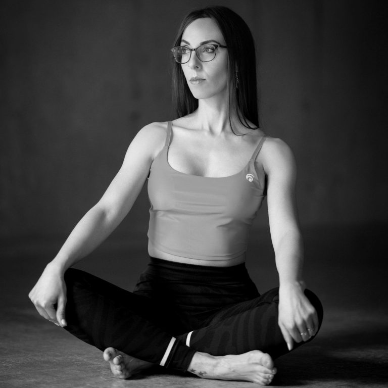 Yoga BrooklynFit – Yoga et bien-être avec coaching personnalisé Professeure de yoga en posture de yoga – Brooklynfit coaching bien-être