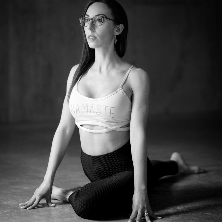 Cours de Yoga dynamique avec Anissa Zakkouti – Villefranche, Lyon et en ligne Anissa Zekkouti en posture de yoga Vinyasa, cours à Villefranche-sur-Saône, Lyon et en ligne